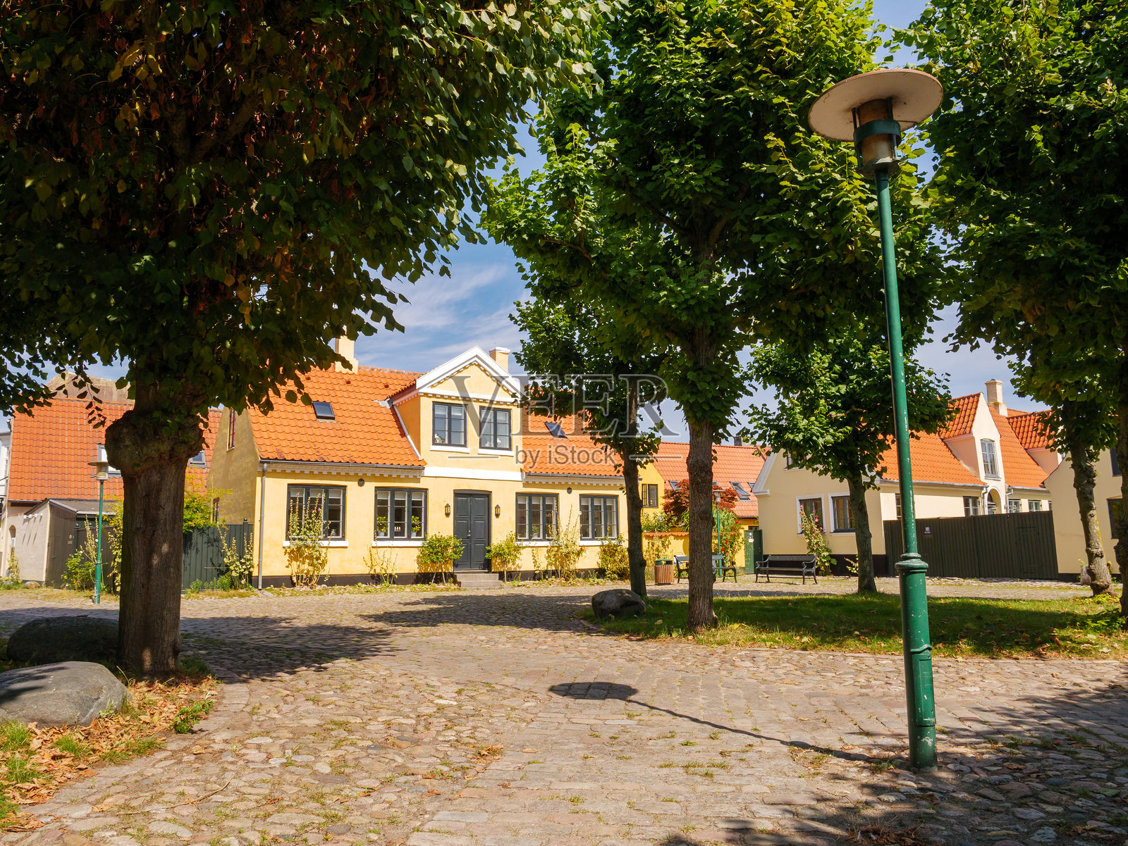 德拉戈尔老城的巴斯图维伦广场,阿马格岛,首都地区,丹麦,树木环绕照片摄影图片