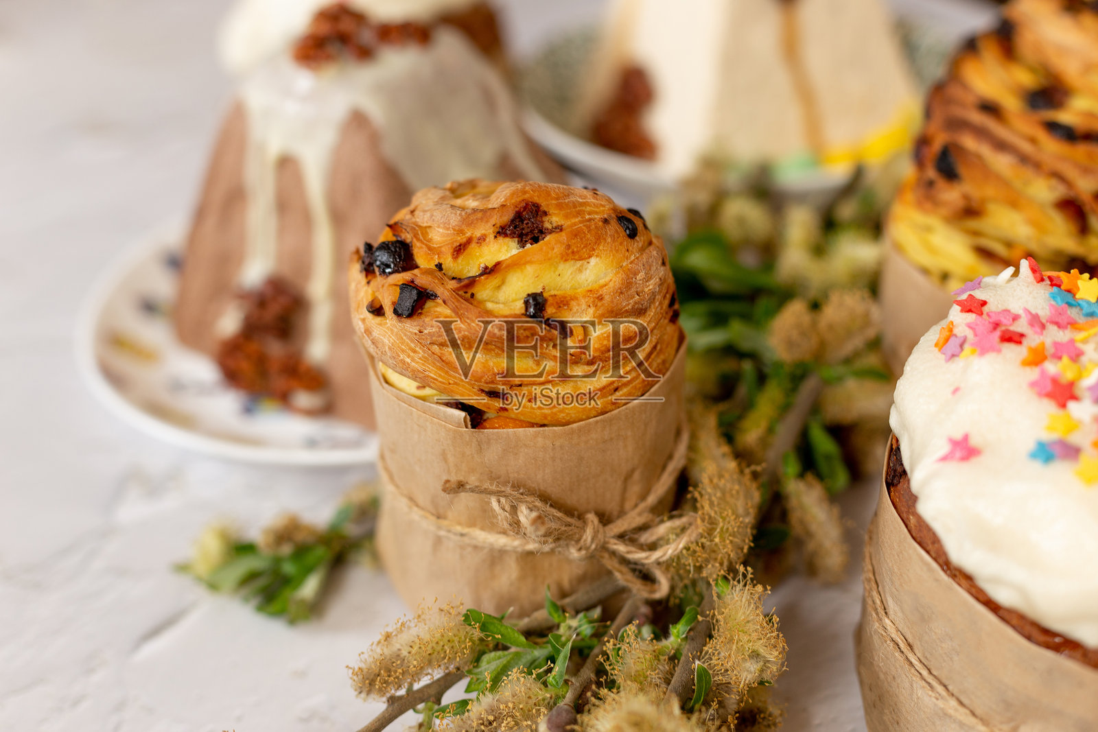 复活节蛋糕配干果，放在大理石桌子上，复活节照片摄影图片