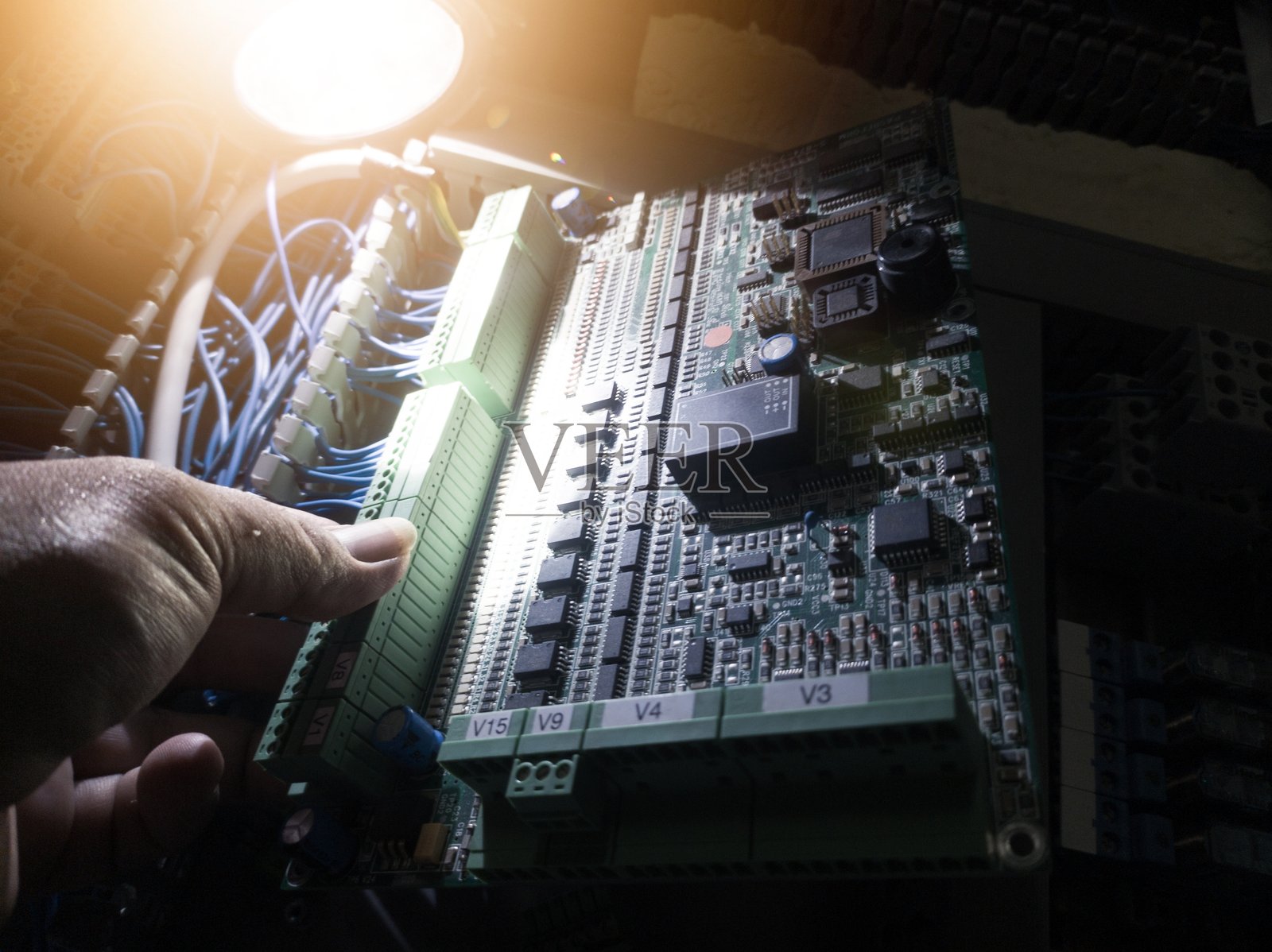 更换电路机器控制上的模块控制器照片摄影图片