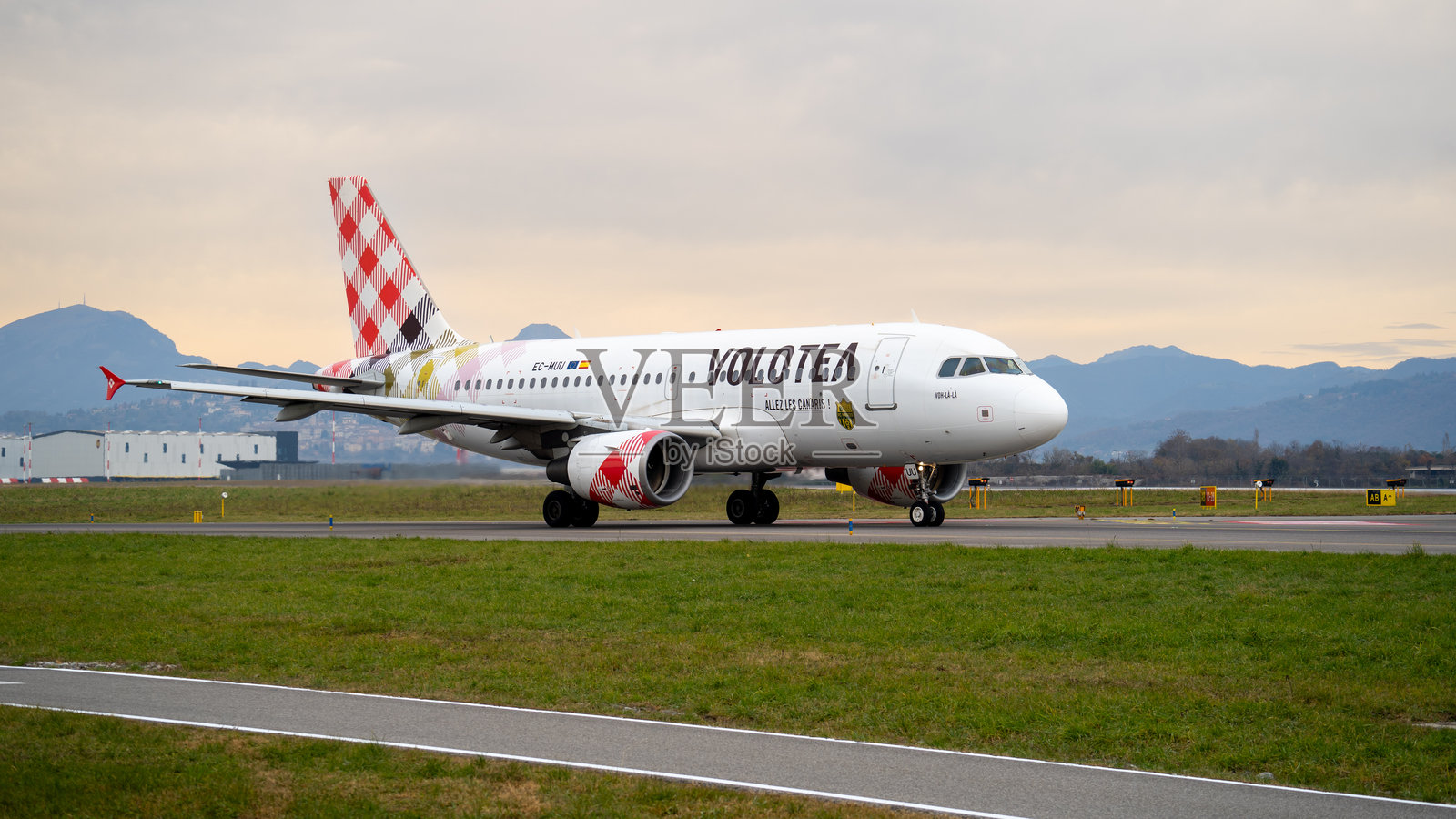 Volotea航空的空客A320正在BGY贝尔加莫米兰国际机场滑行照片摄影图片