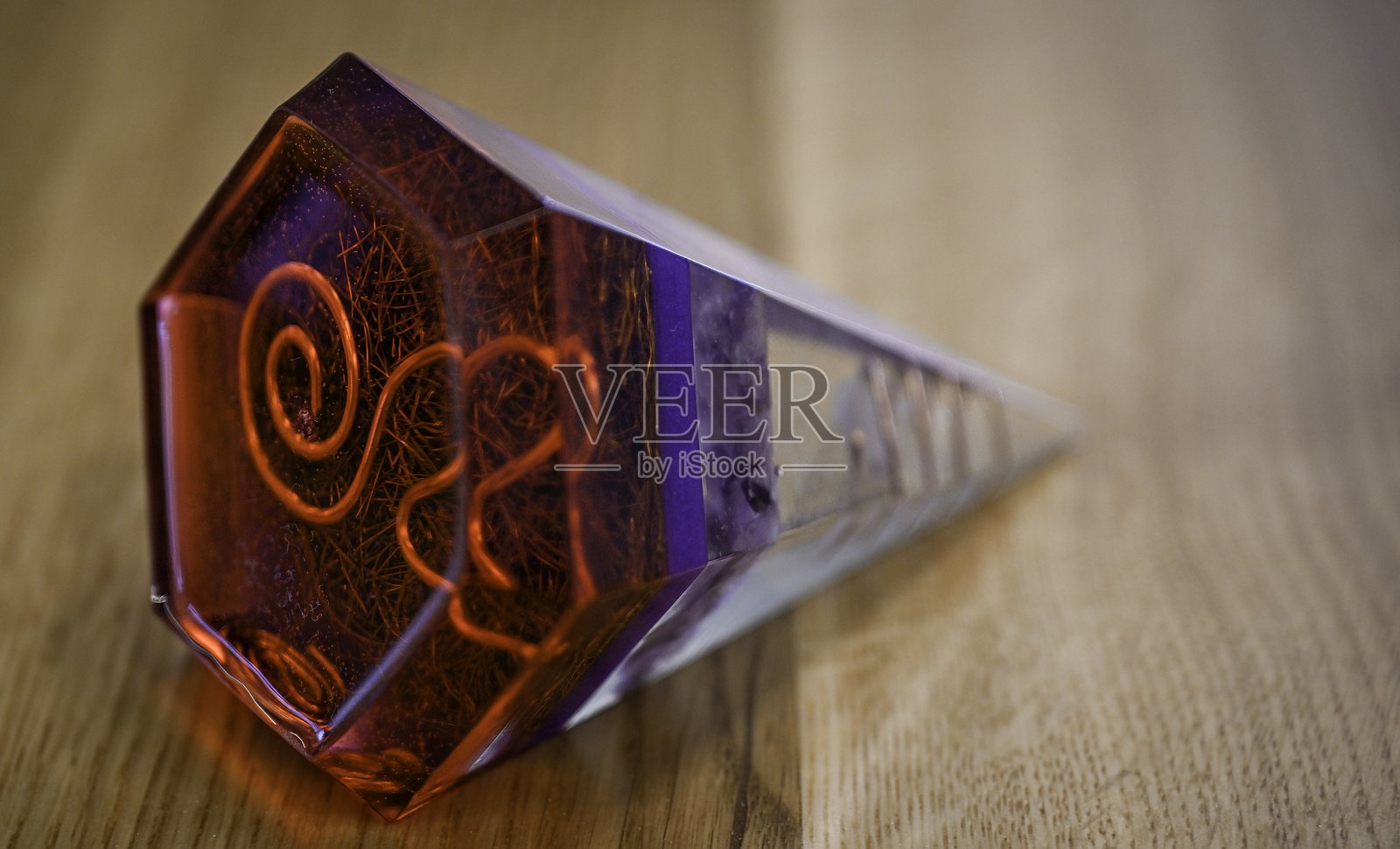 高分辨率的独特手工制作的Orgone金字塔发电机，内部包含强大的水晶。照片摄影图片