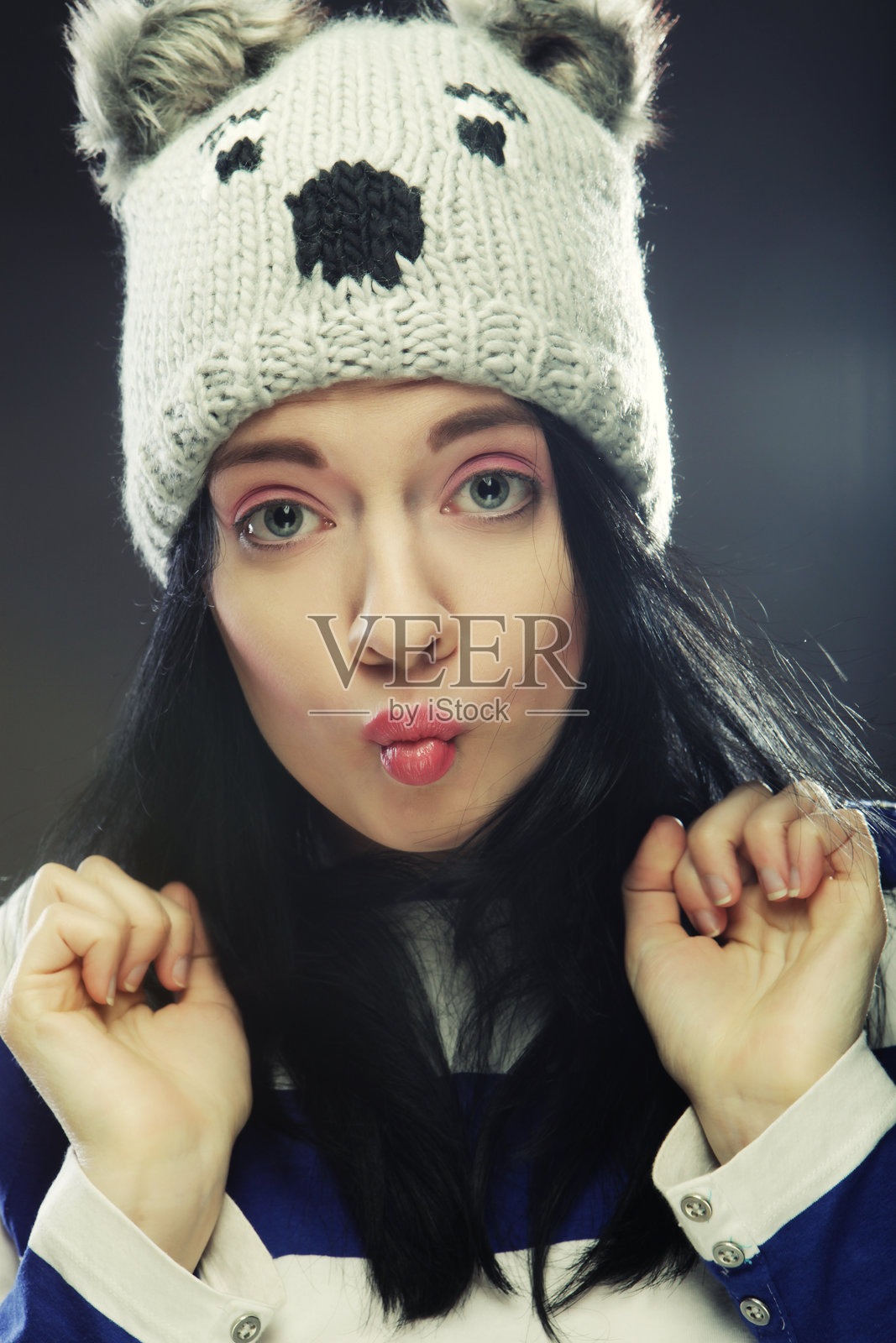 戴着搞笑冬帽的年轻女性照片摄影图片