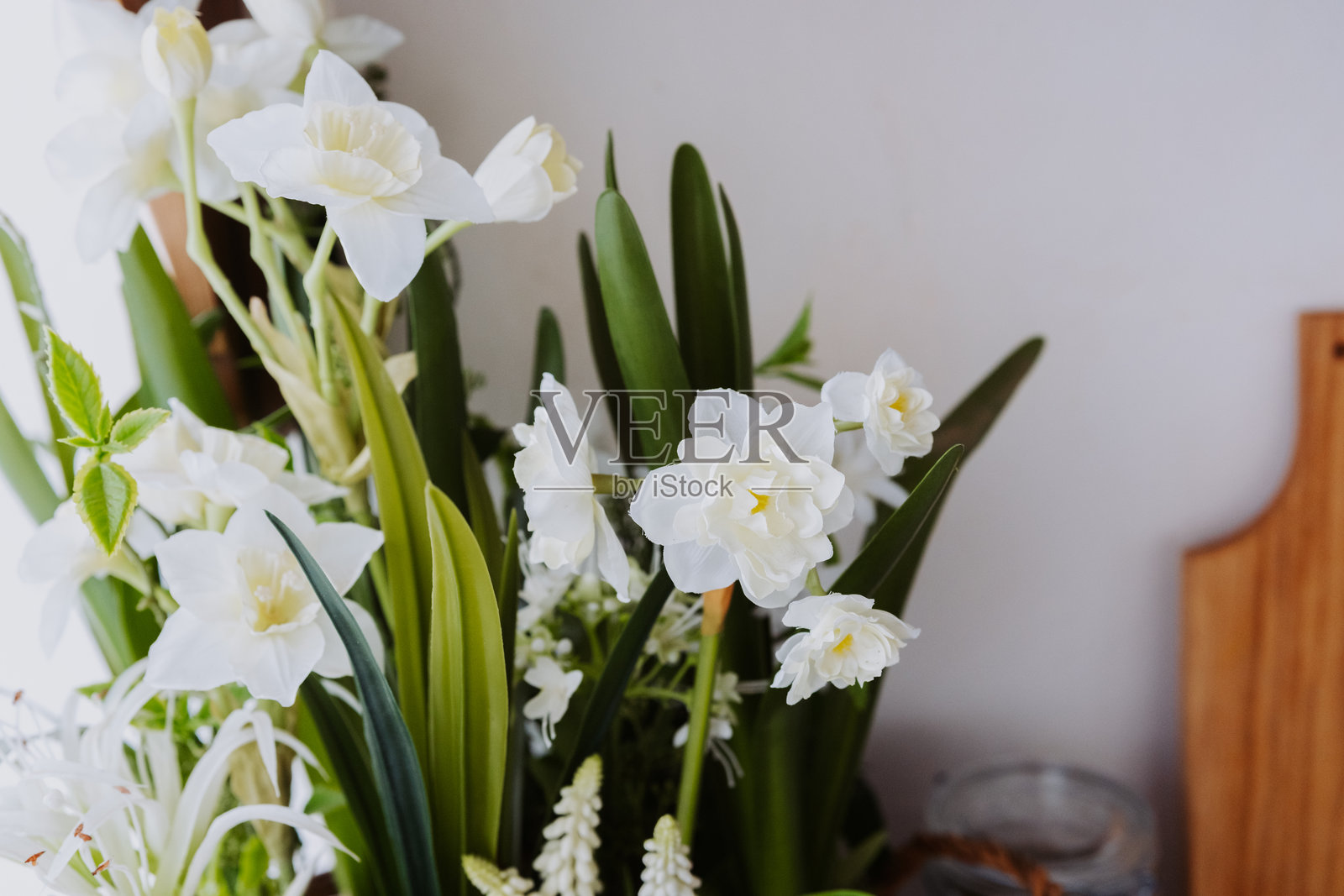 美丽的白色花朵在温馨的室内组成了一束清新的春季花束照片摄影图片