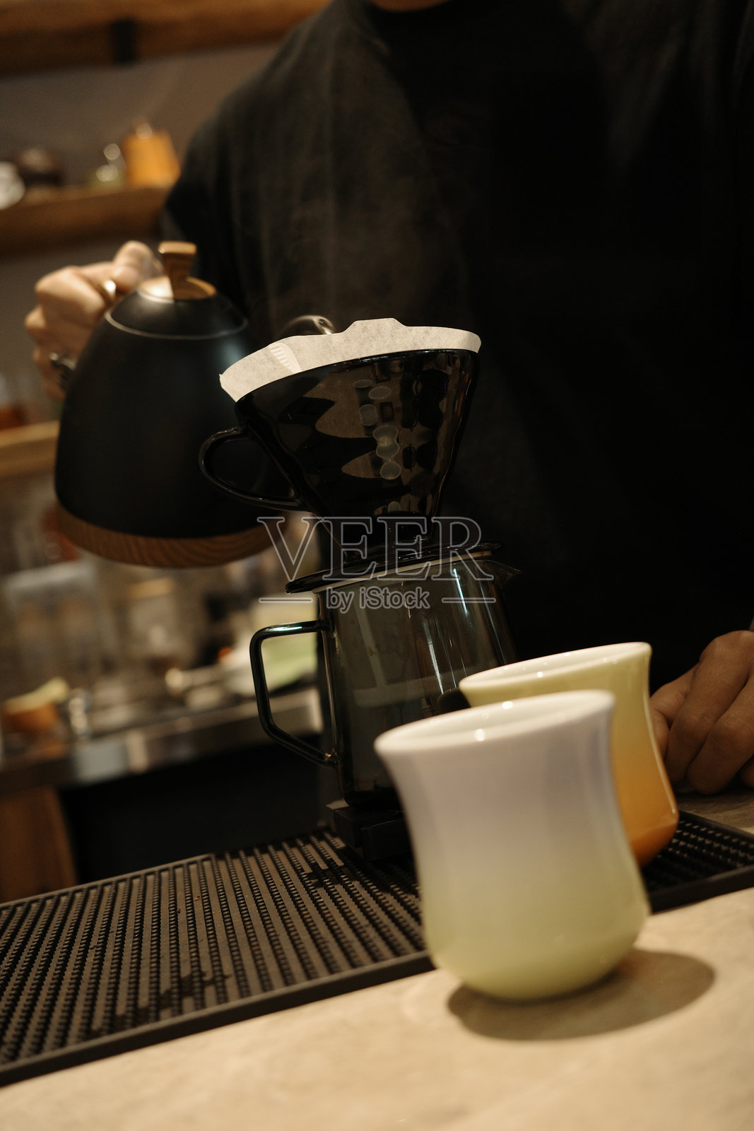 咖啡师在咖啡店手工冲泡咖啡照片摄影图片