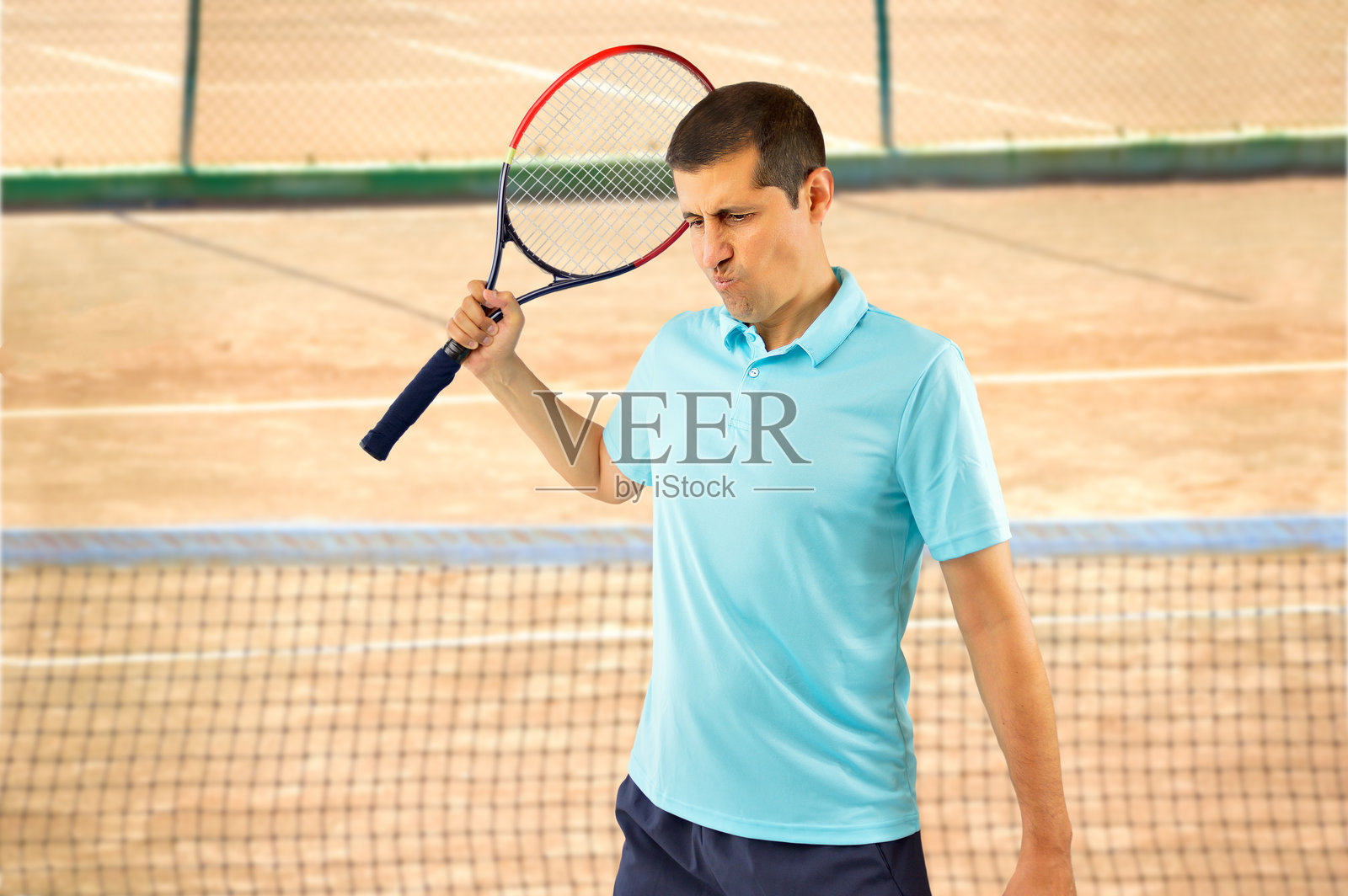 一名男子在打网球时感到沮丧照片摄影图片