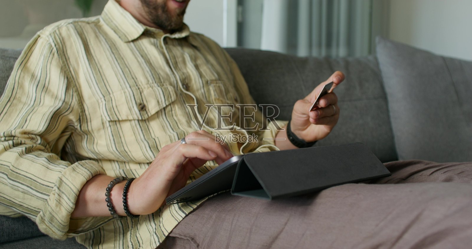 一名男子正在使用平板电脑照片摄影图片