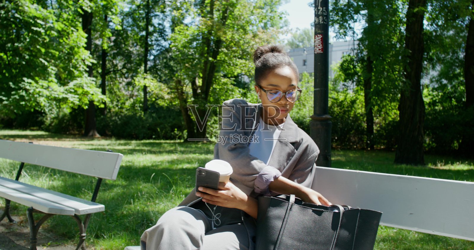 一位女性在城市公园里照片摄影图片