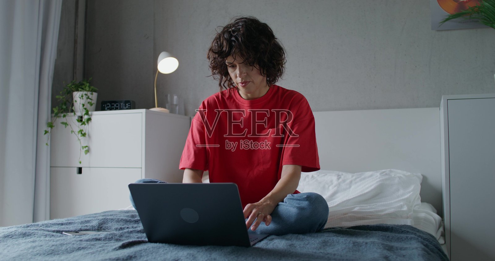 一位女性在家中使用笔记本电脑照片摄影图片