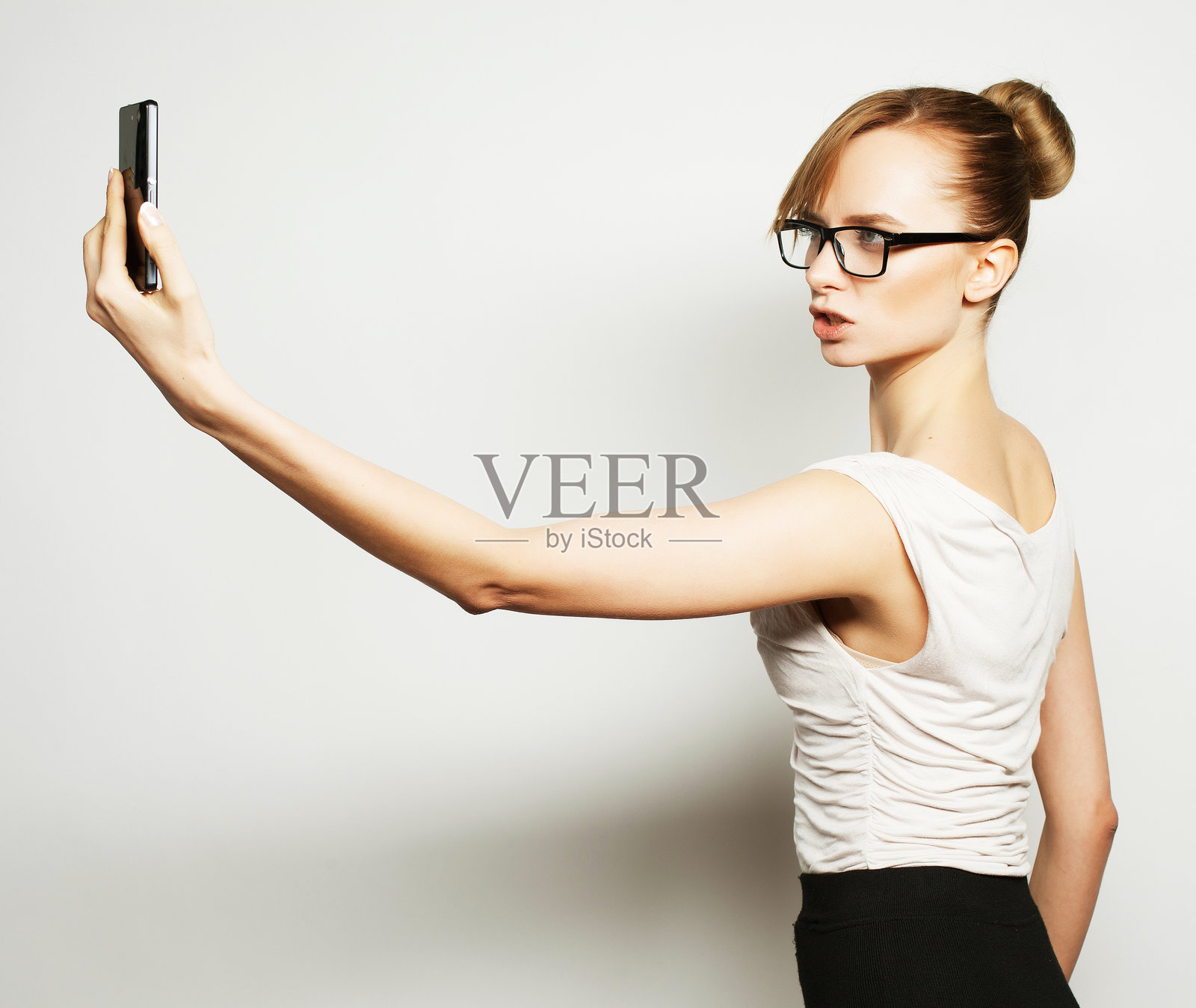 女商人手持手机照片摄影图片