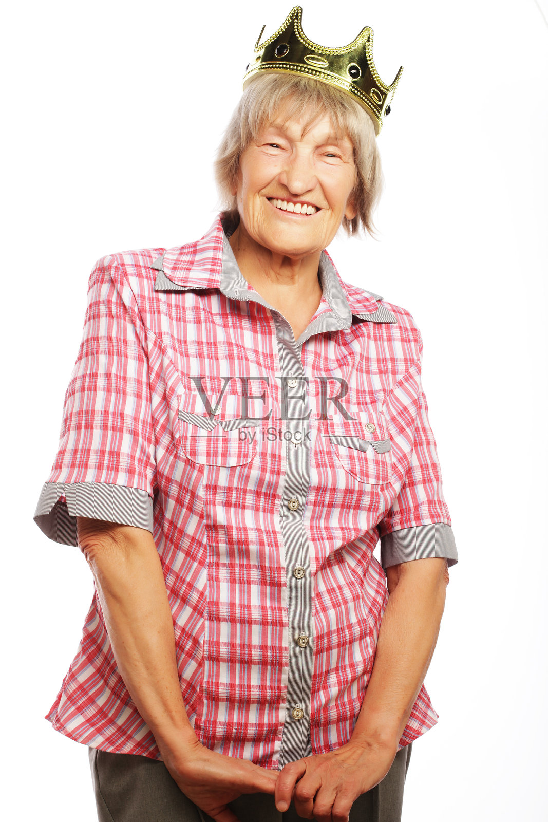 戴着王冠的老年女性在做有趣的动作照片摄影图片