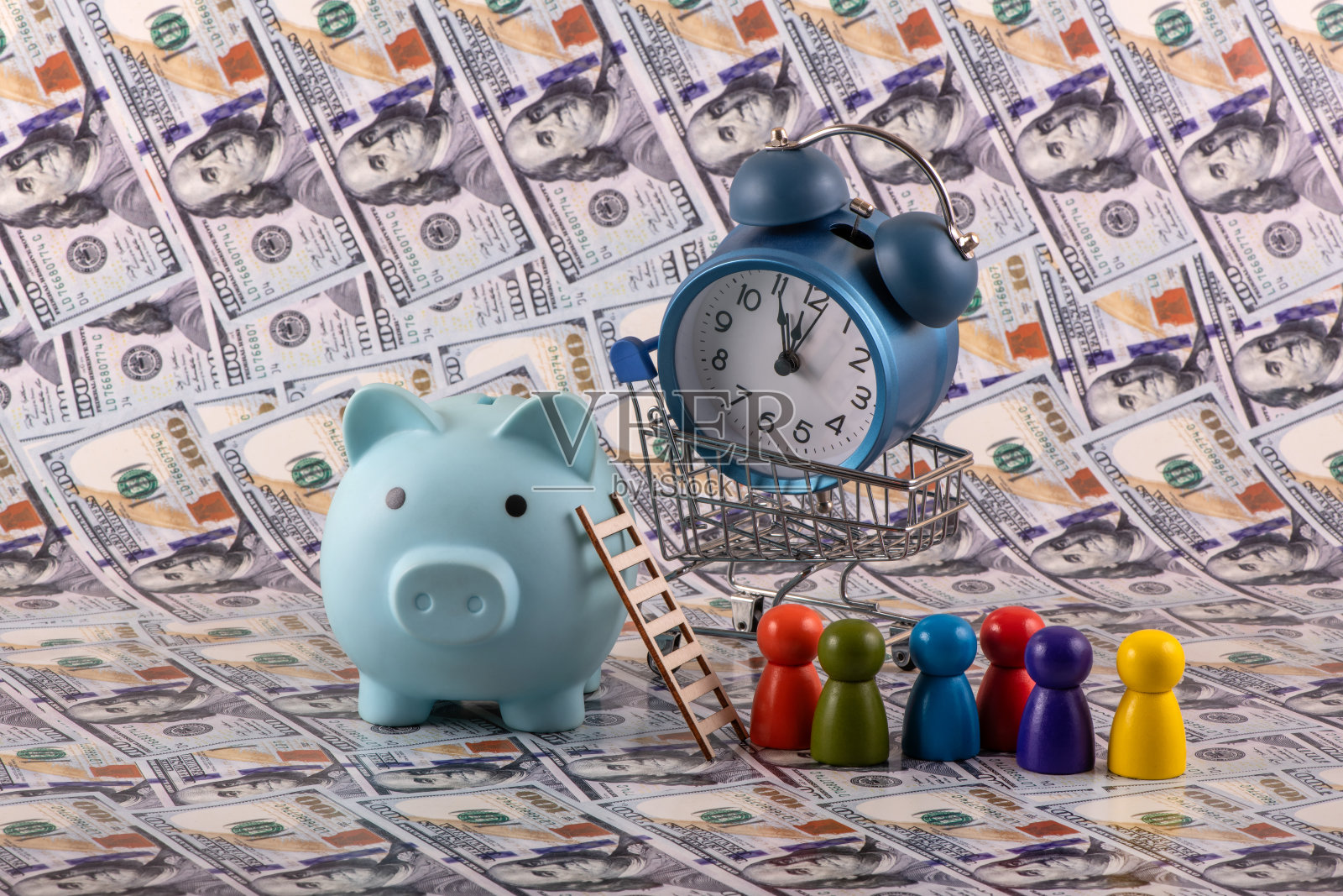 一群象征性的木制人站在储蓄罐前，背景是美金100美元钞票。照片摄影图片