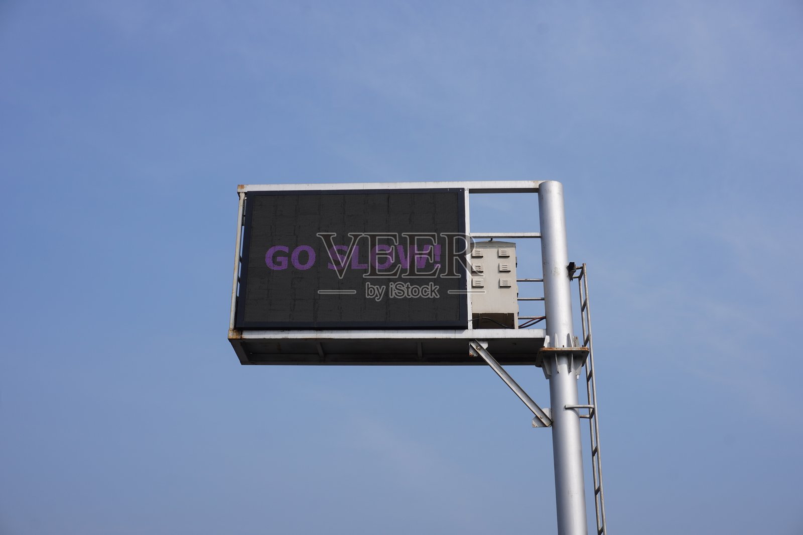 电子显示板正在指示司机慢速行驶照片摄影图片