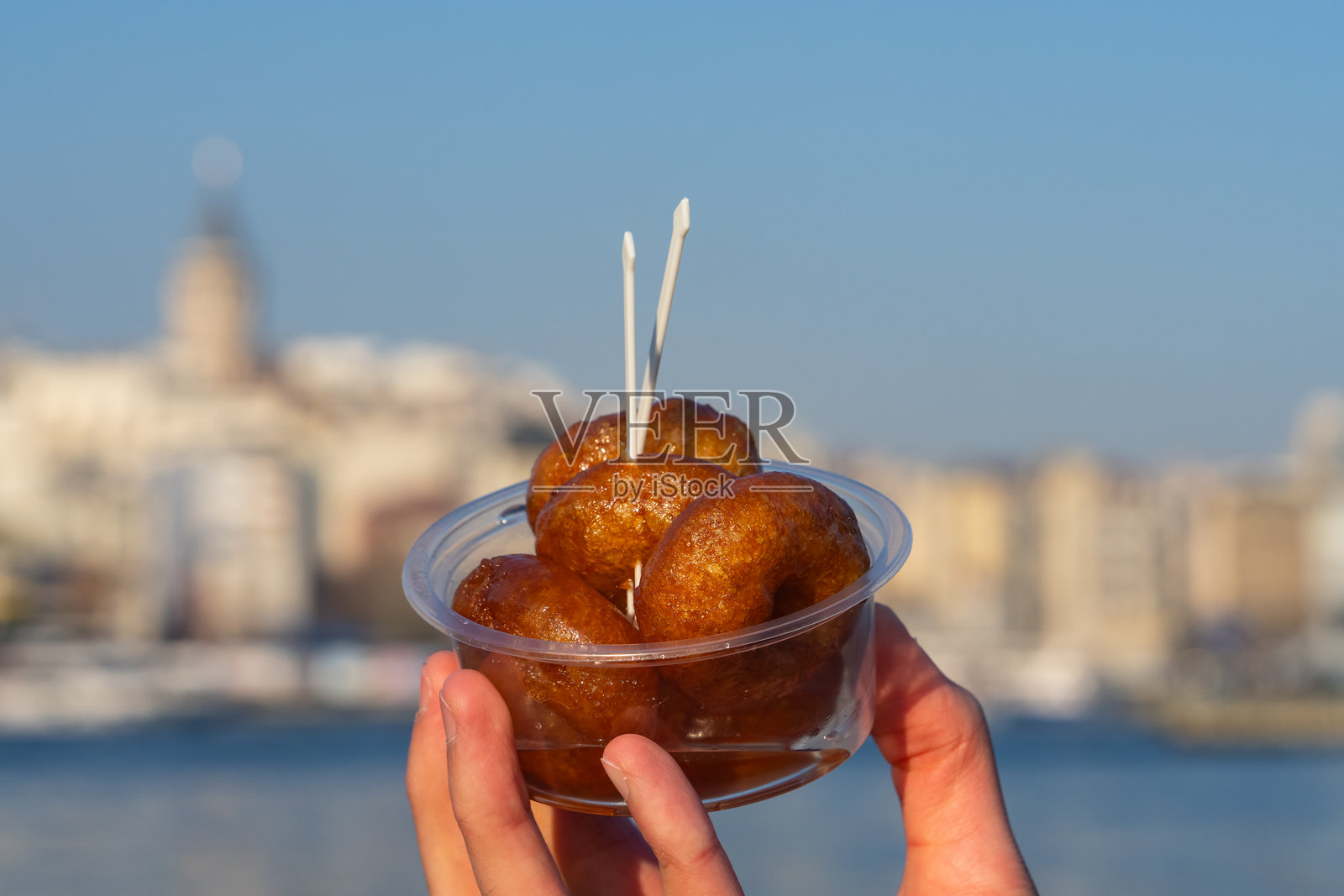 传统土耳其糖水甜点（巴克拉瓦、土伦巴、胡萝卜片）拉马丹特别概念照片，伊斯坦布尔Üsküdar，土耳其照片摄影图片