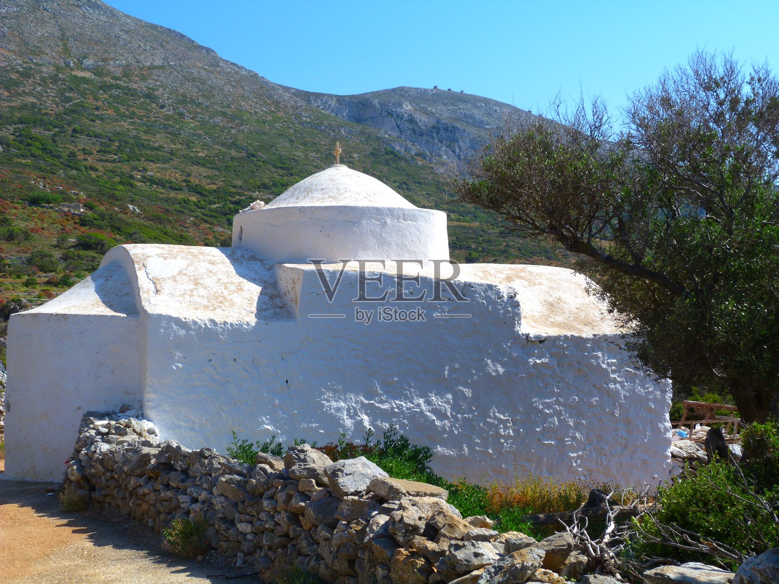 希腊基克拉泽斯群岛阿莫尔戈斯岛的教堂照片摄影图片