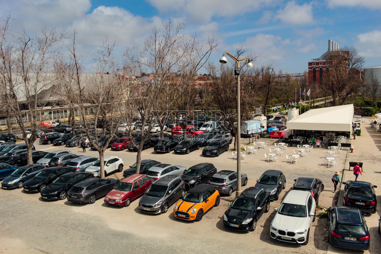 停车场里的汽车照片摄影图片