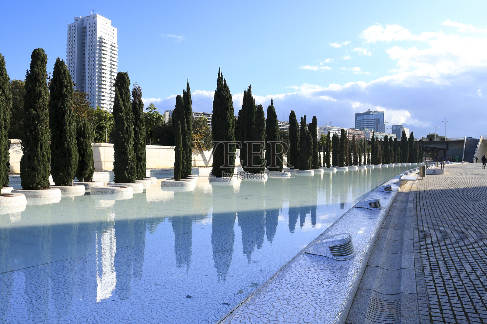 瓦伦西亚市的艺术与科学城在阳光明媚的日子里照片摄影图片