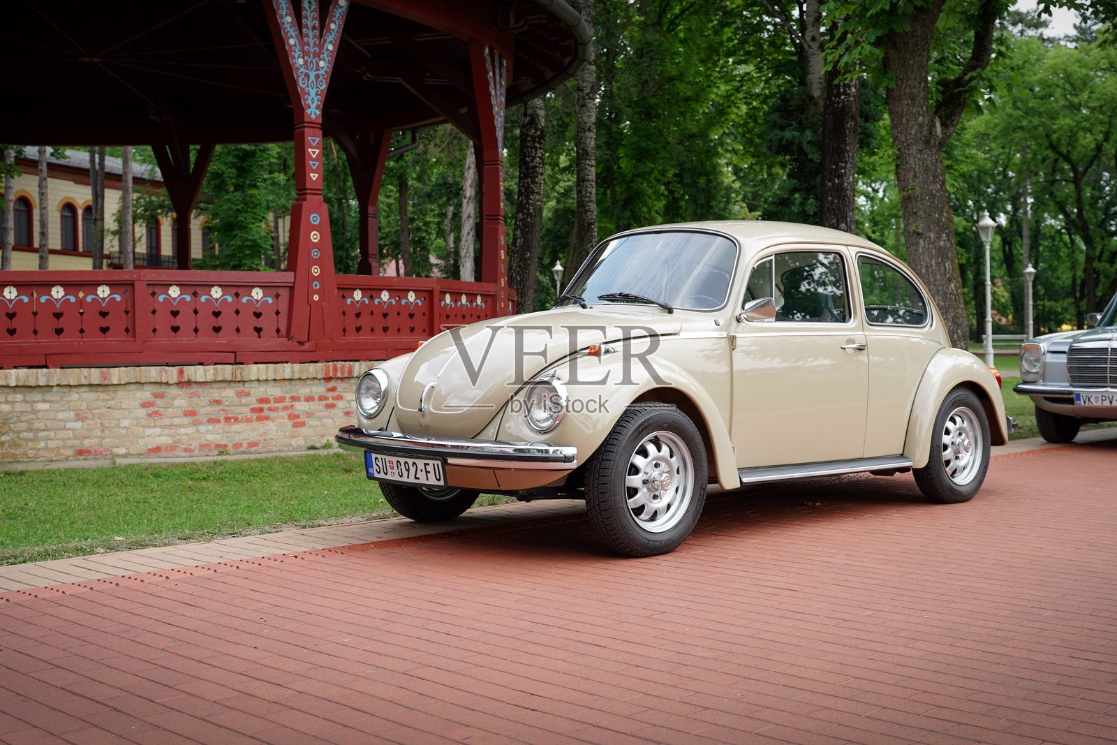 20世纪最具标志性的汽车 - 米色大众超级甲壳虫（VW Kafer，Buba），前方三分之一视角。照片摄影图片