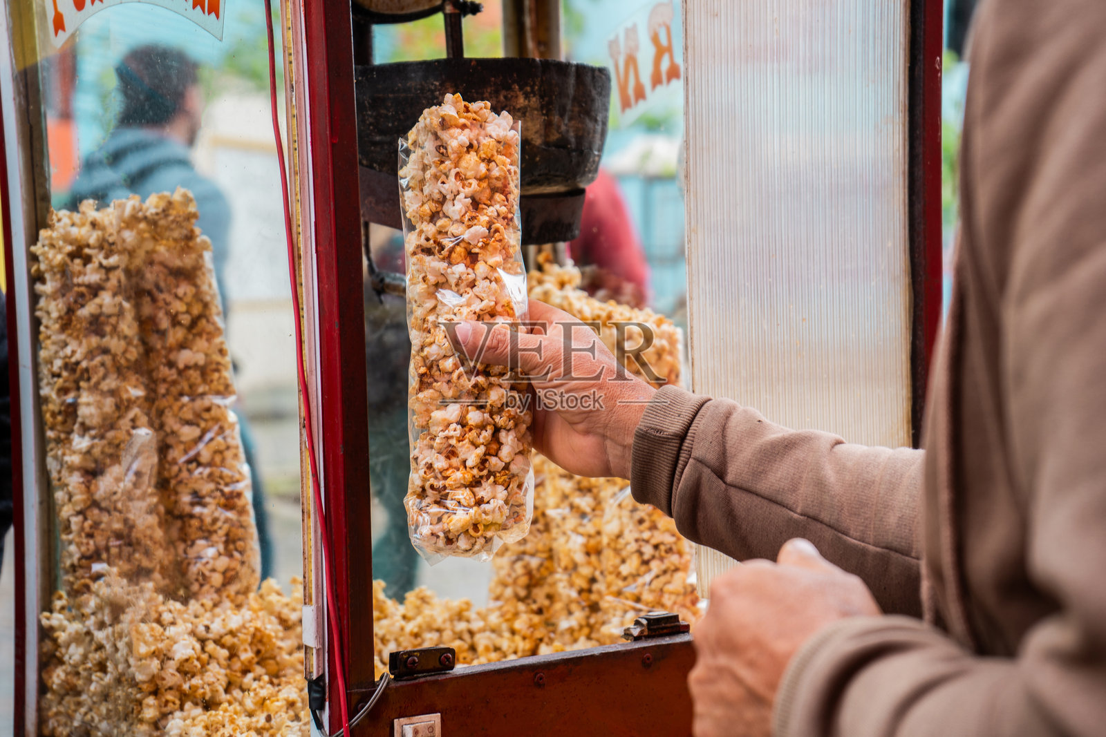 户外卖爆米花的男人特写照片摄影图片
