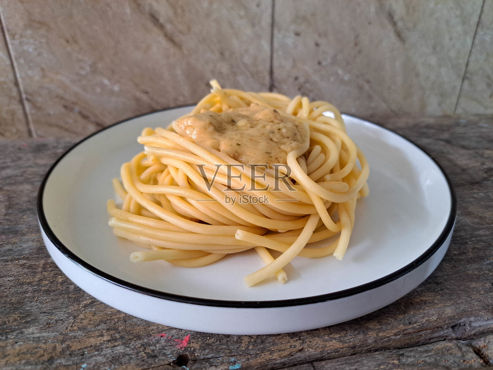 盘子上的意大利培根奶油面。意大利面食品菜单。照片摄影图片