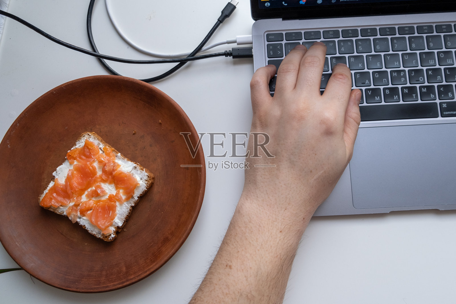 极简主义工作空间，配有笔记本电脑和早餐照片摄影图片