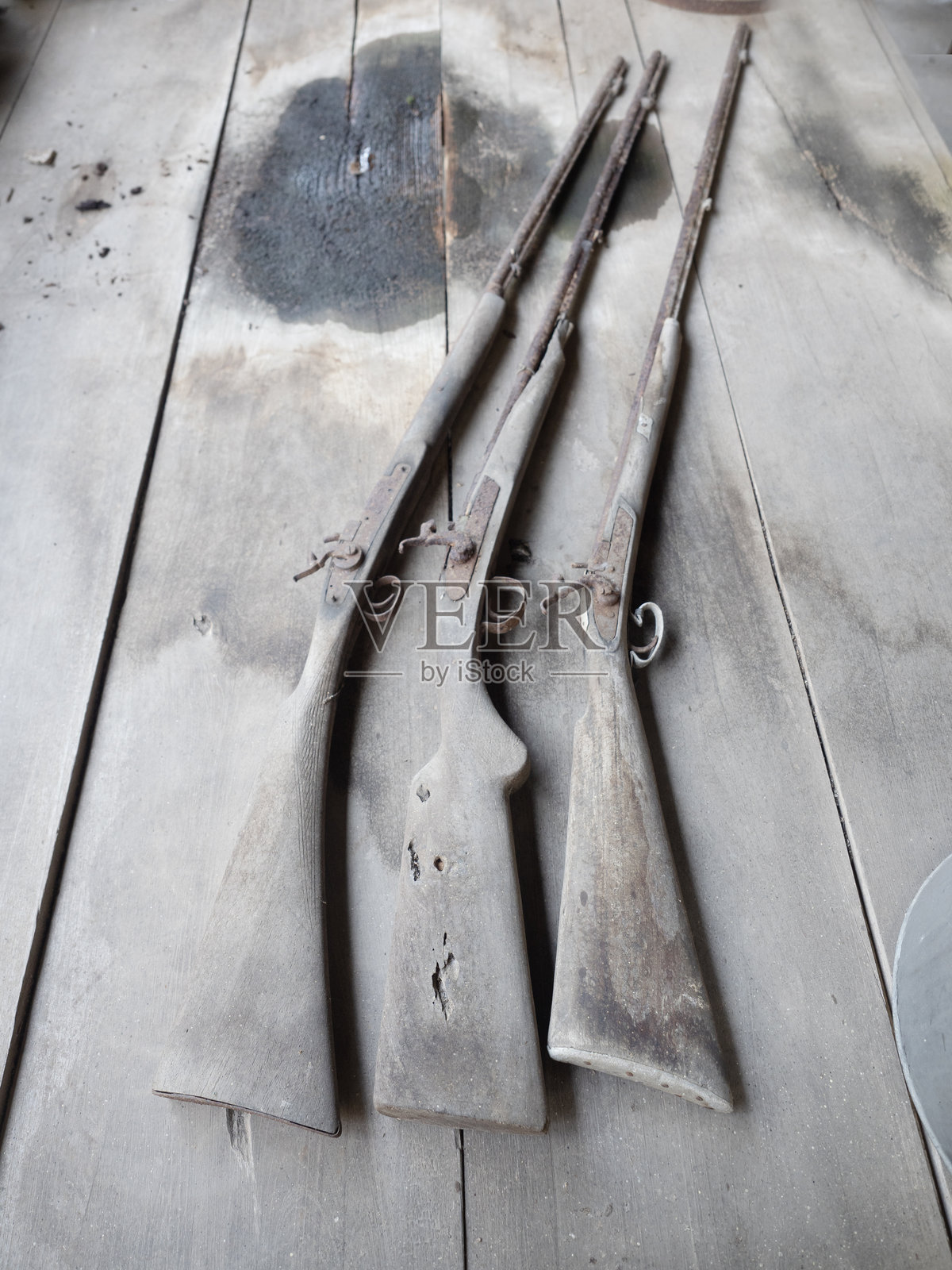 手工制作的古董枪。照片摄影图片