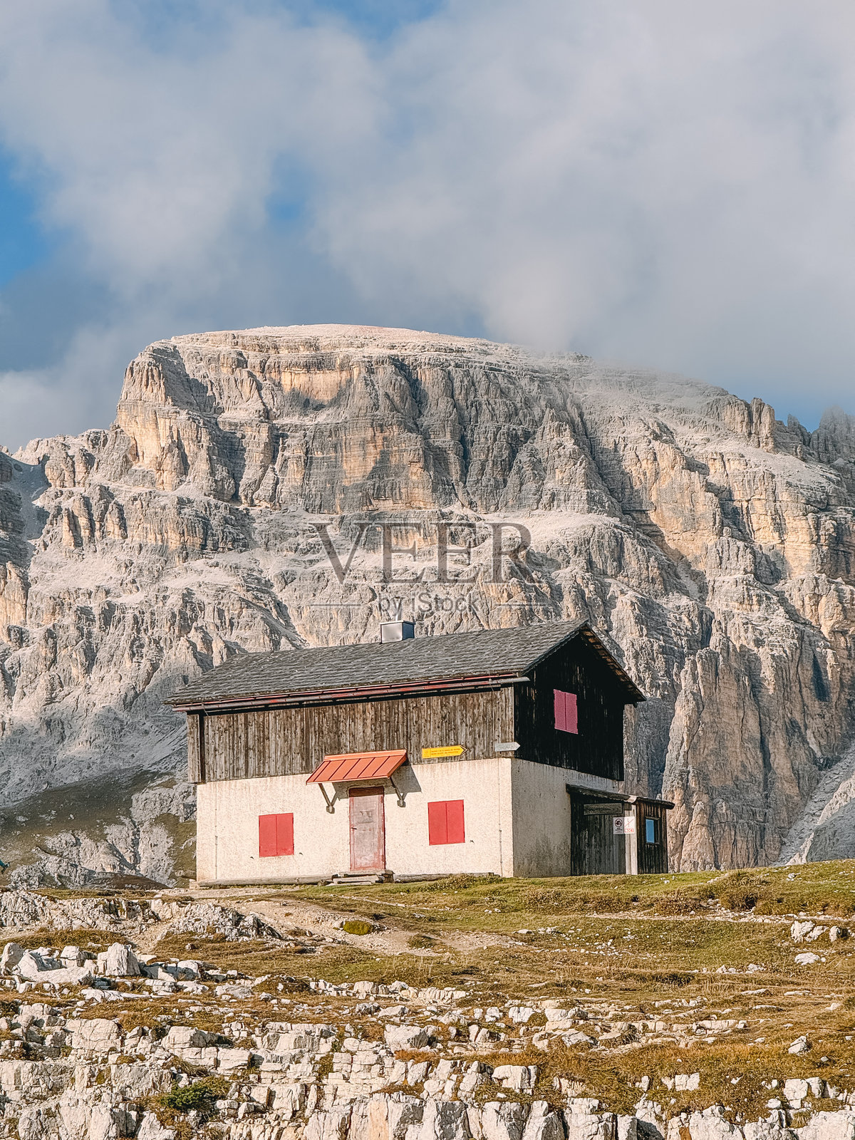 多洛米蒂山脉背景下的山间小屋照片摄影图片