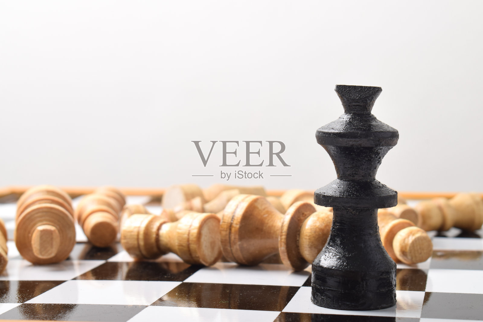 黑色棋王击败了白色棋子照片摄影图片