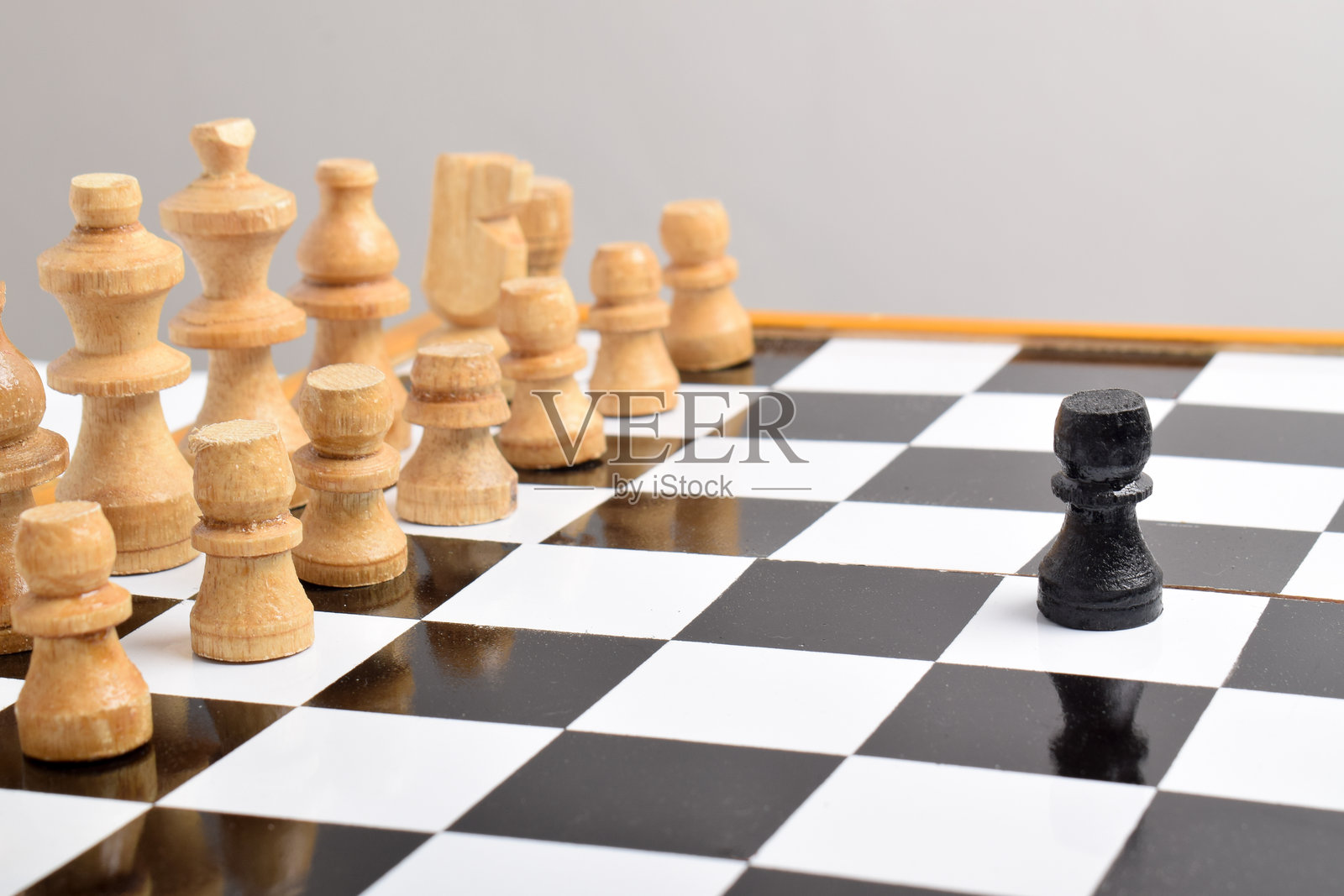 黑色棋子面对一排白色棋子照片摄影图片