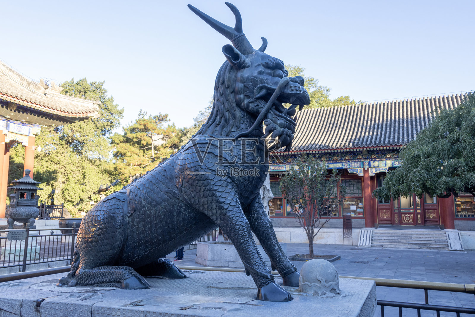 颐和园的青铜麒麟雕像照片摄影图片