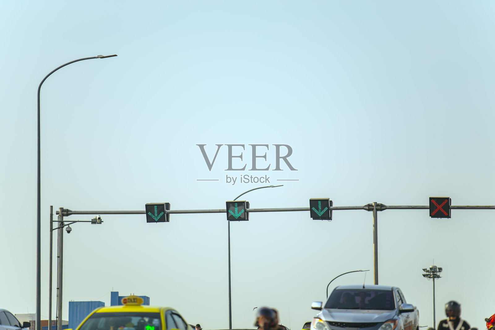 城市街道上方的红色X信号灯交通控制，街道下有汽车行驶照片摄影图片