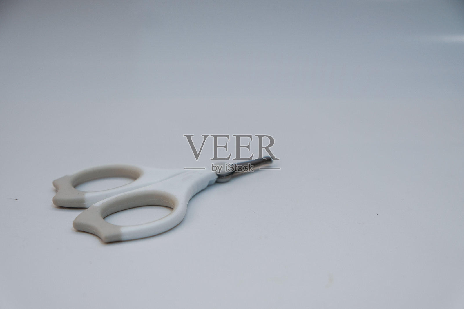 婴儿指甲剪小剪刀，背景为纯白色照片摄影图片