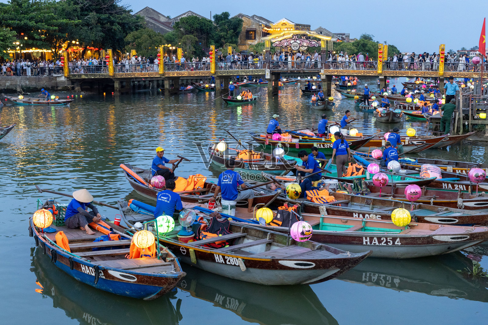 越南会安的灯笼船照片摄影图片