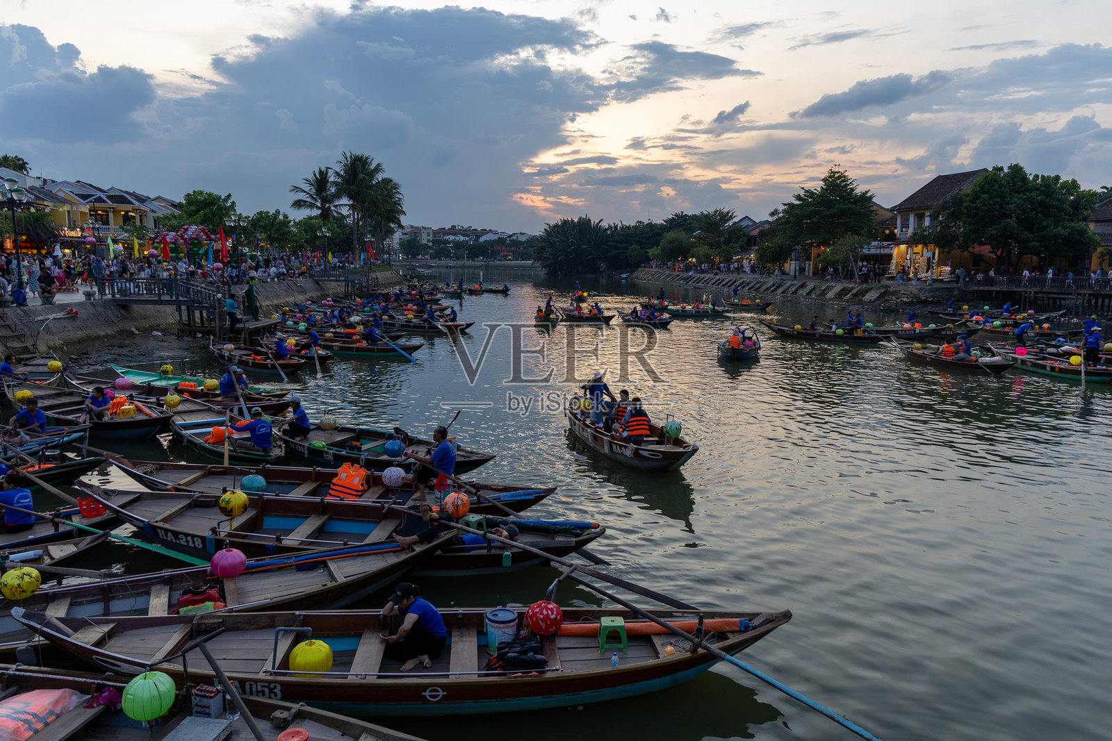 越南会安的灯船照片摄影图片