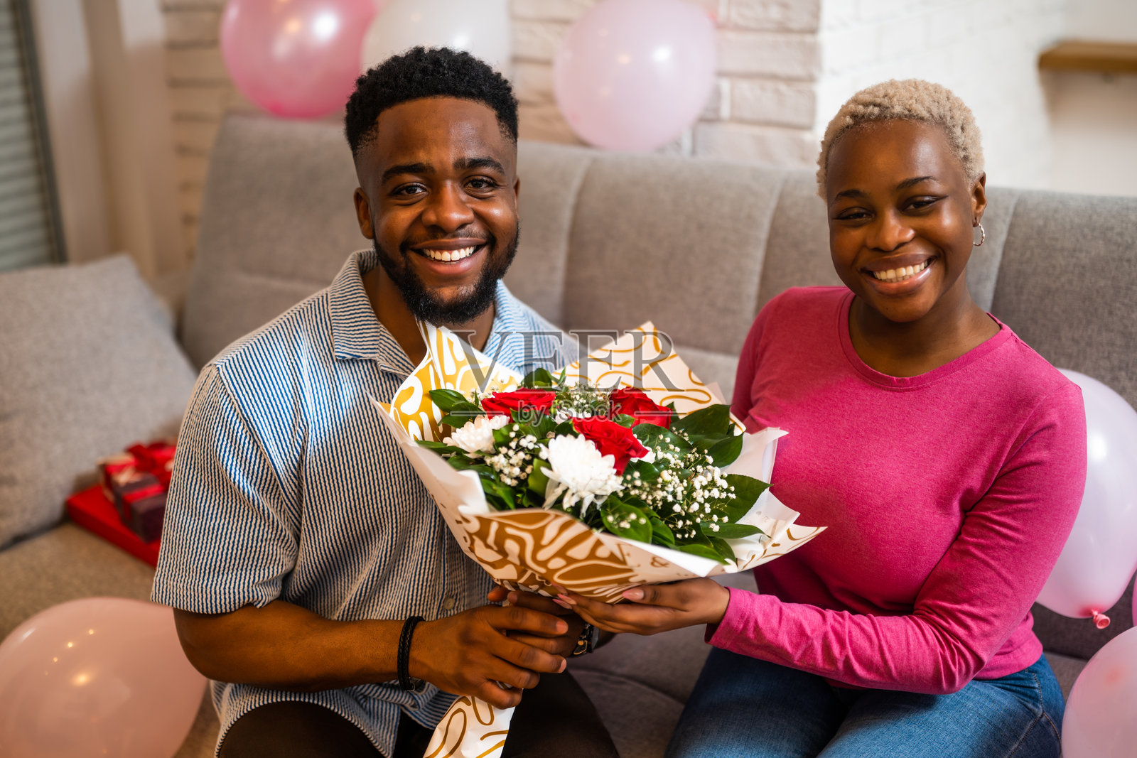 恩爱情侣庆祝生日照片摄影图片