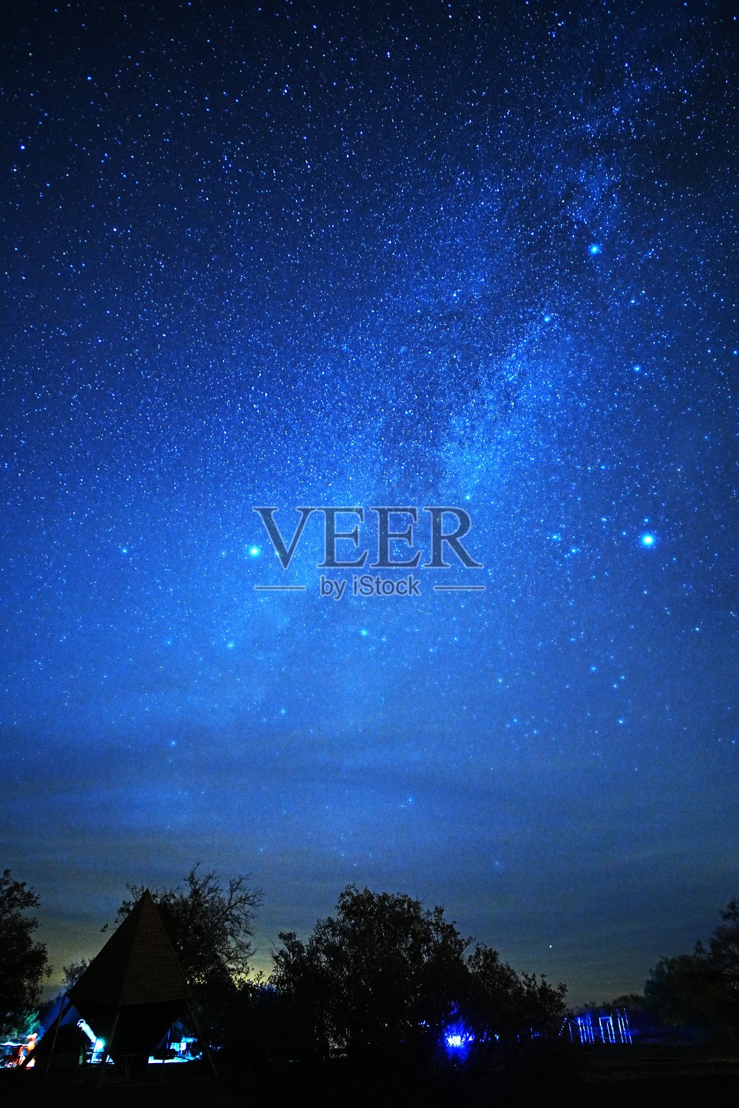 德克萨斯州铜断崖州立公园的营地上方的银河。这里有美丽的风景、地质、远足、露营和适合全家人的观星活动。照片摄影图片