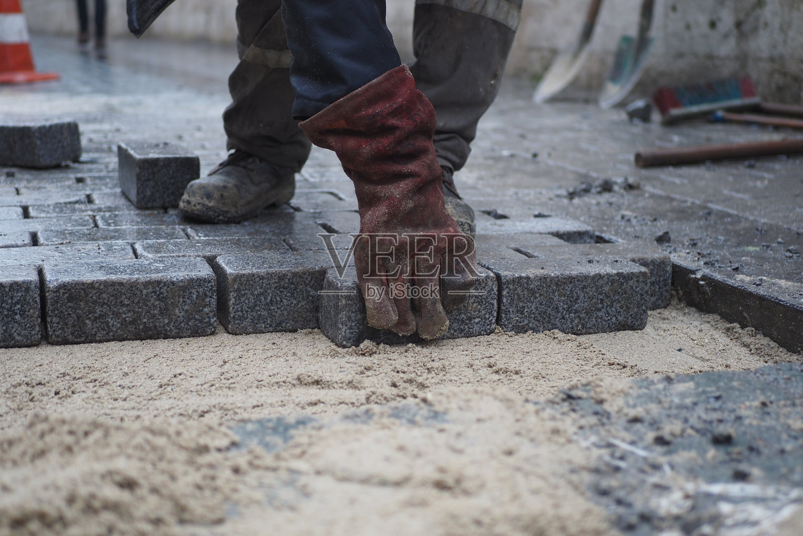 熟练工人在建筑工地上铺设人行道砖，致力于户外基础设施建设照片摄影图片