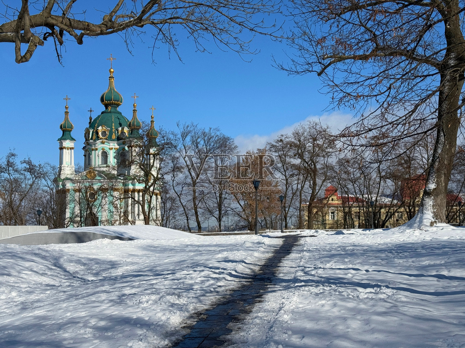 冬日基辅市圣安德烈教堂的景观照片摄影图片