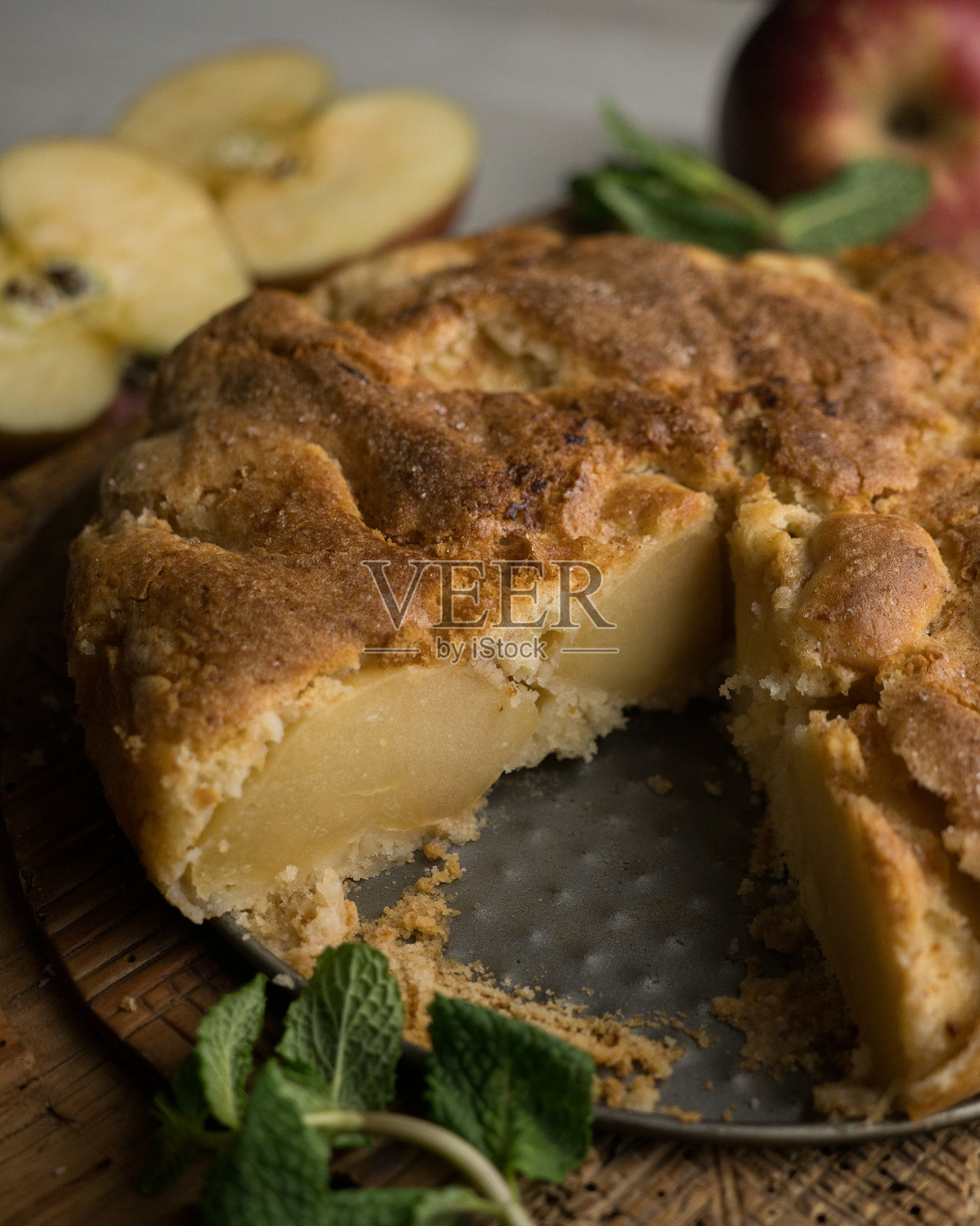 美味的肉桂蛋糕，配有新鲜的苹果块。传统德国食谱。照片摄影图片