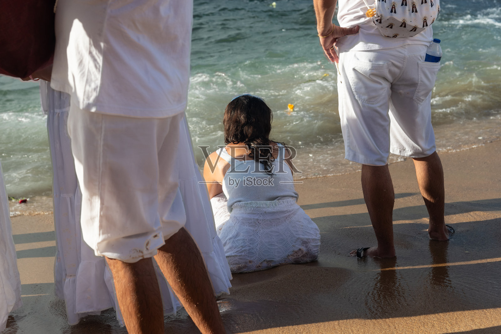 人们在巴伊亚州萨尔瓦多的里约维尔梅霍海滩边向伊曼雅致敬。照片摄影图片