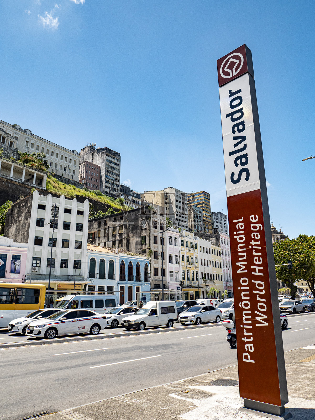 萨尔瓦多下部街景，带有标志性标识照片摄影图片