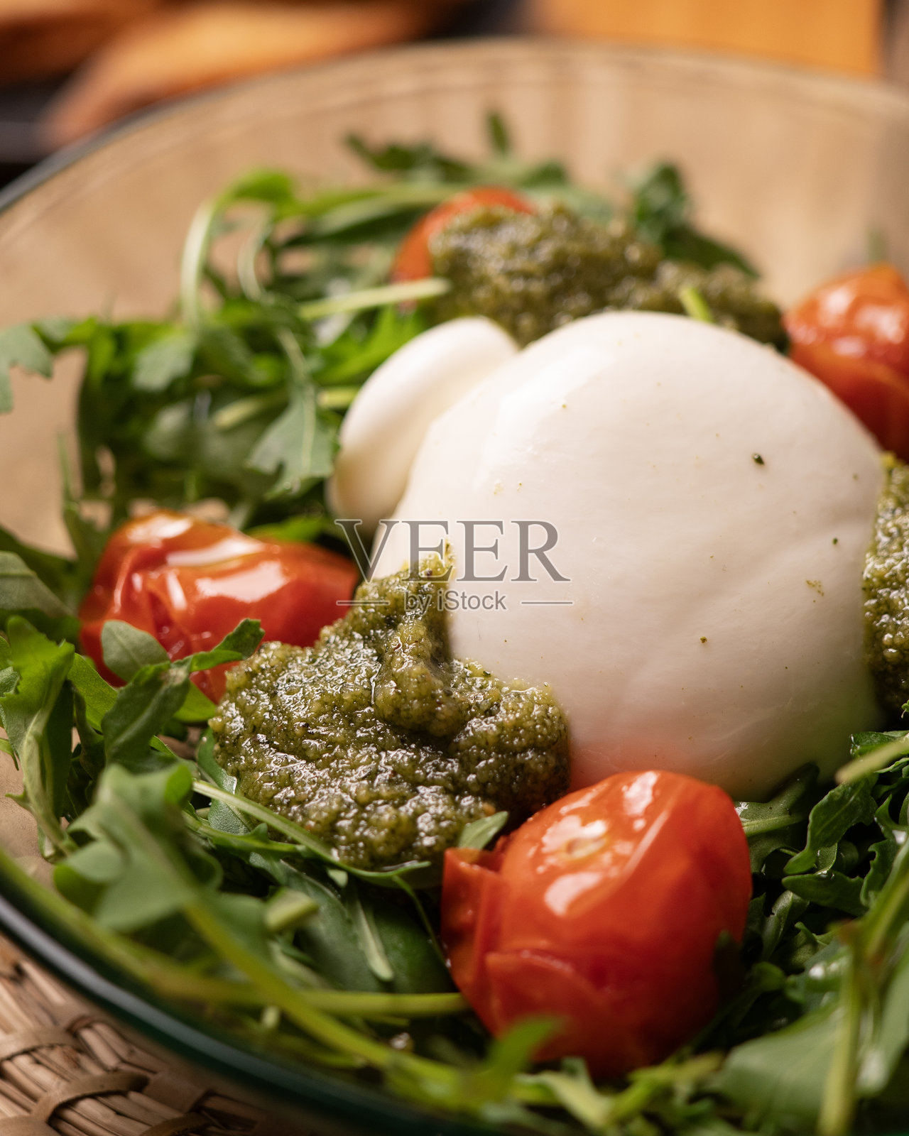 新鲜意大利水牛 mozzarella 沙拉，配以香蒜酱、樱桃番茄和芝麻菜照片摄影图片