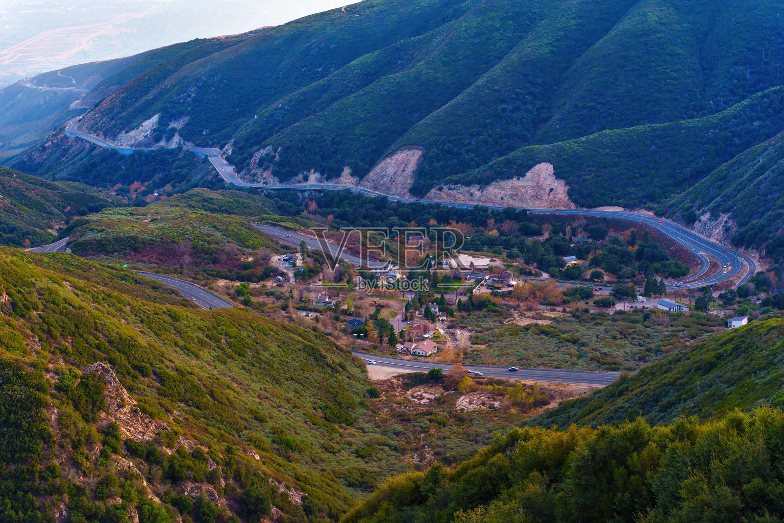 加利福尼亚州林森林中的蜿蜒山路照片摄影图片