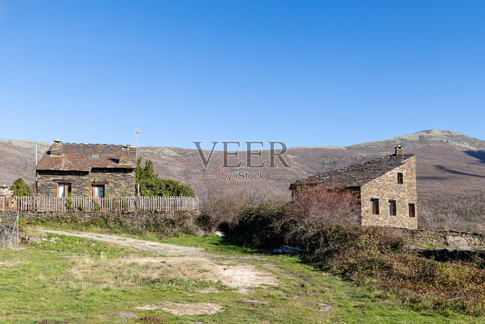 罗布莱卡萨村的石板古建筑。黑色建筑风格照片摄影图片