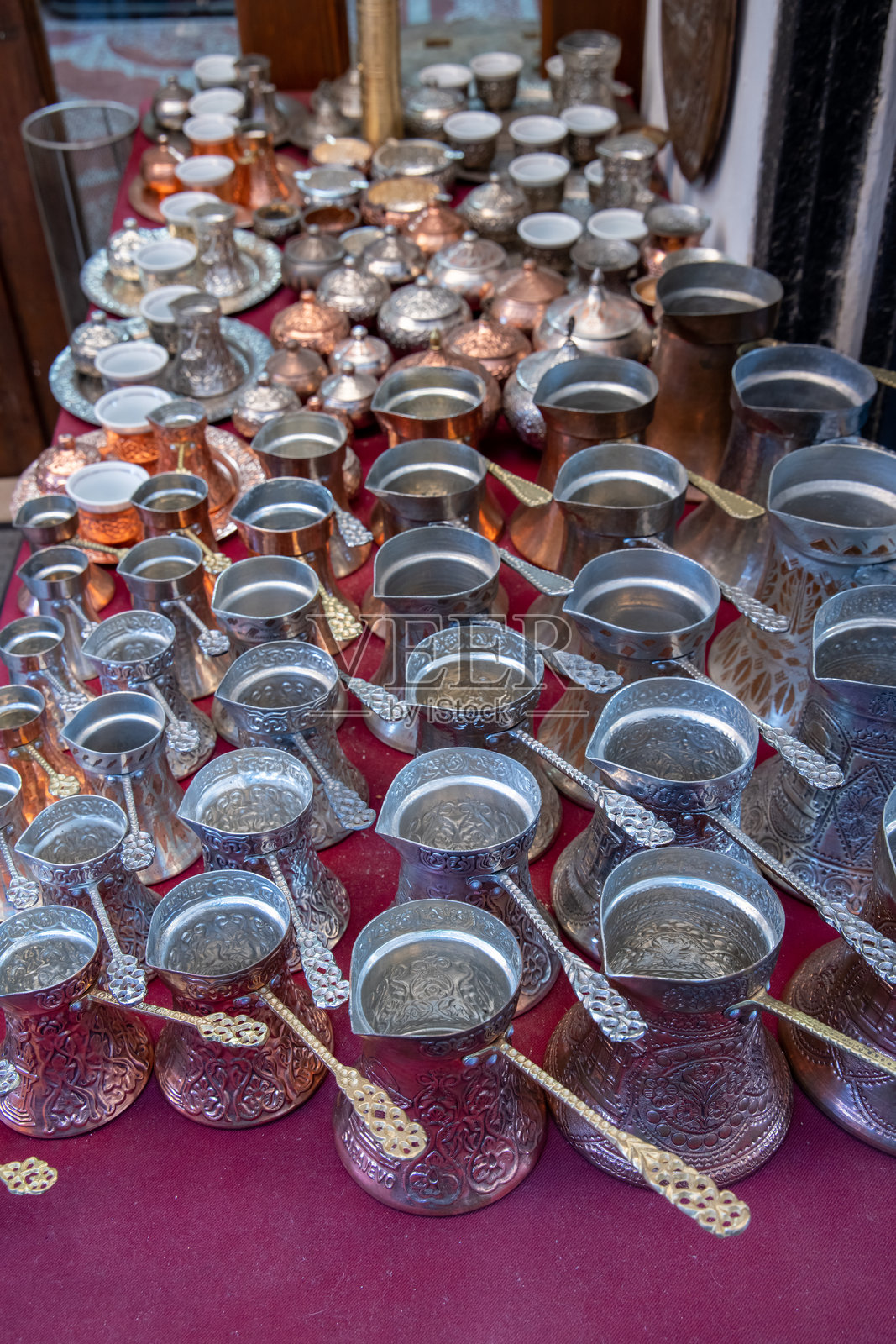 精美排列的金属器皿展示照片摄影图片