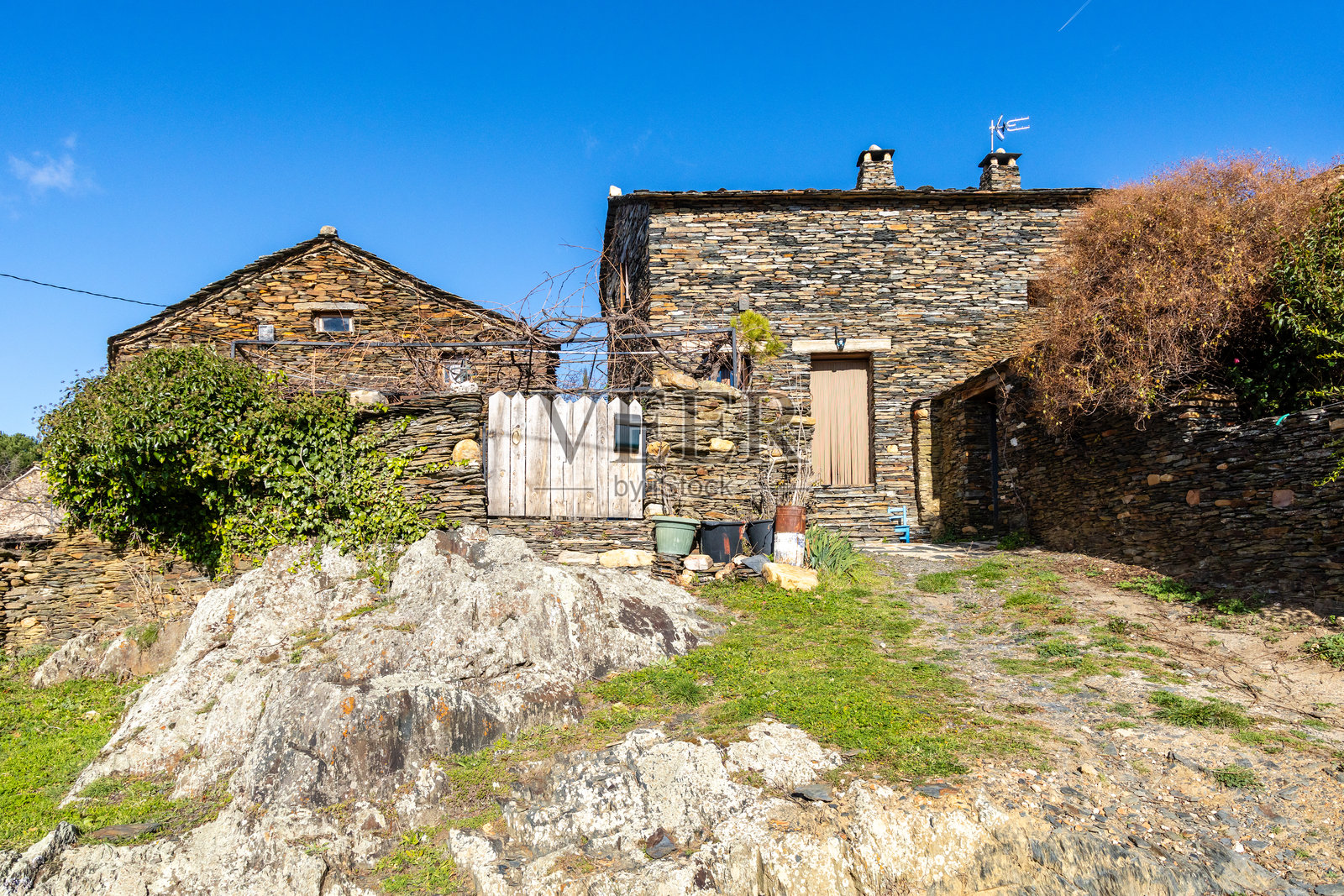 罗布莱卡萨村的石板古建筑。黑色建筑风格照片摄影图片