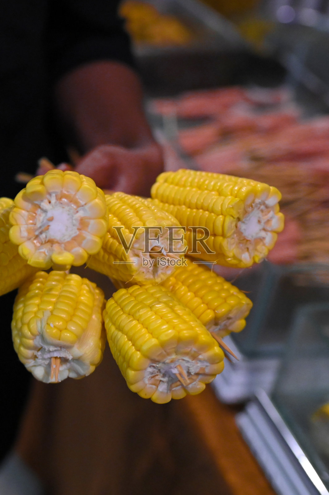 玉米准备好烤制了照片摄影图片