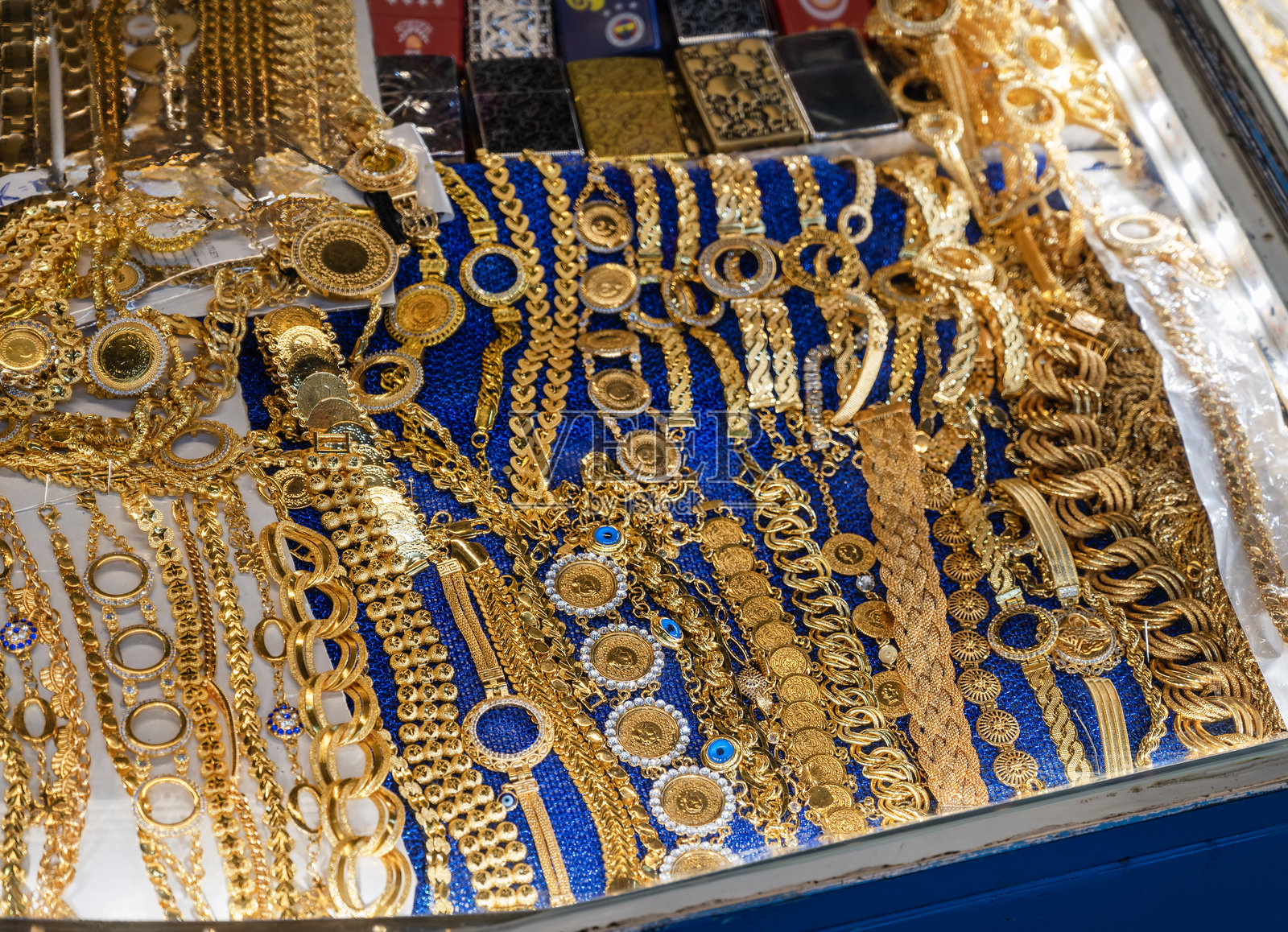 伊斯坦布尔，土耳其的金饰店橱窗照片摄影图片