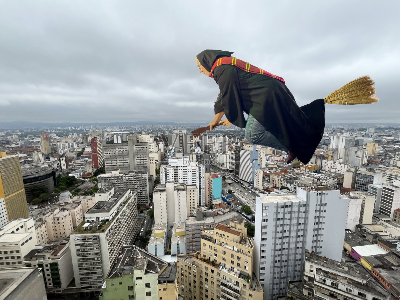 老年人骑着扫帚飞行照片摄影图片