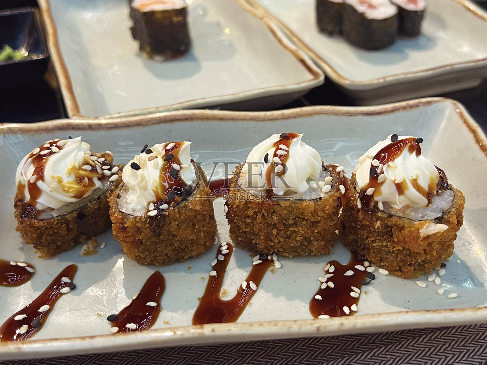 日本餐厅的金枪鱼寿司卷照片摄影图片