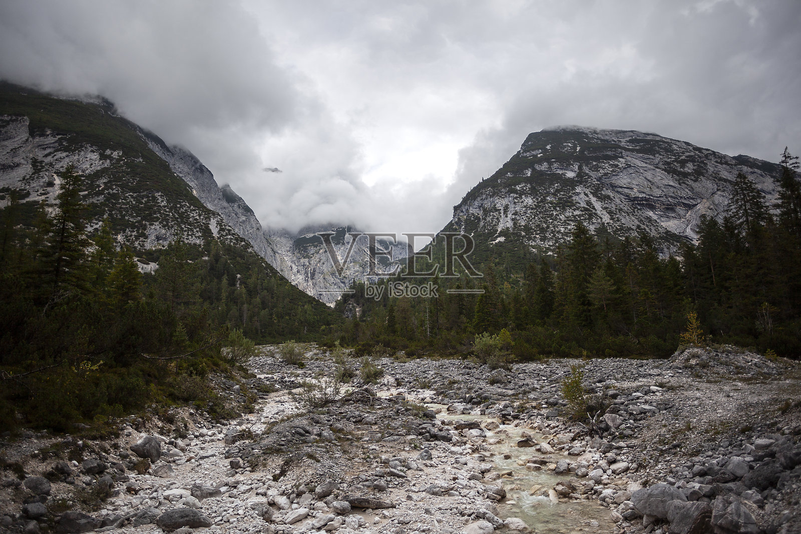 伊萨河源头的风景，施阿尔尼茨，奥地利照片摄影图片